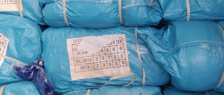 23 тонни одягу під виглядом допомоги: на кордоні затримали “псевдоблагодійників” (ФОТО)