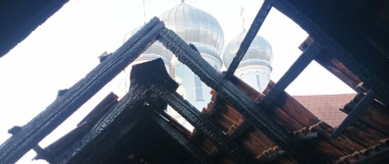 У Виноградові вогонь охопив горище квартирного будинку: що відомо