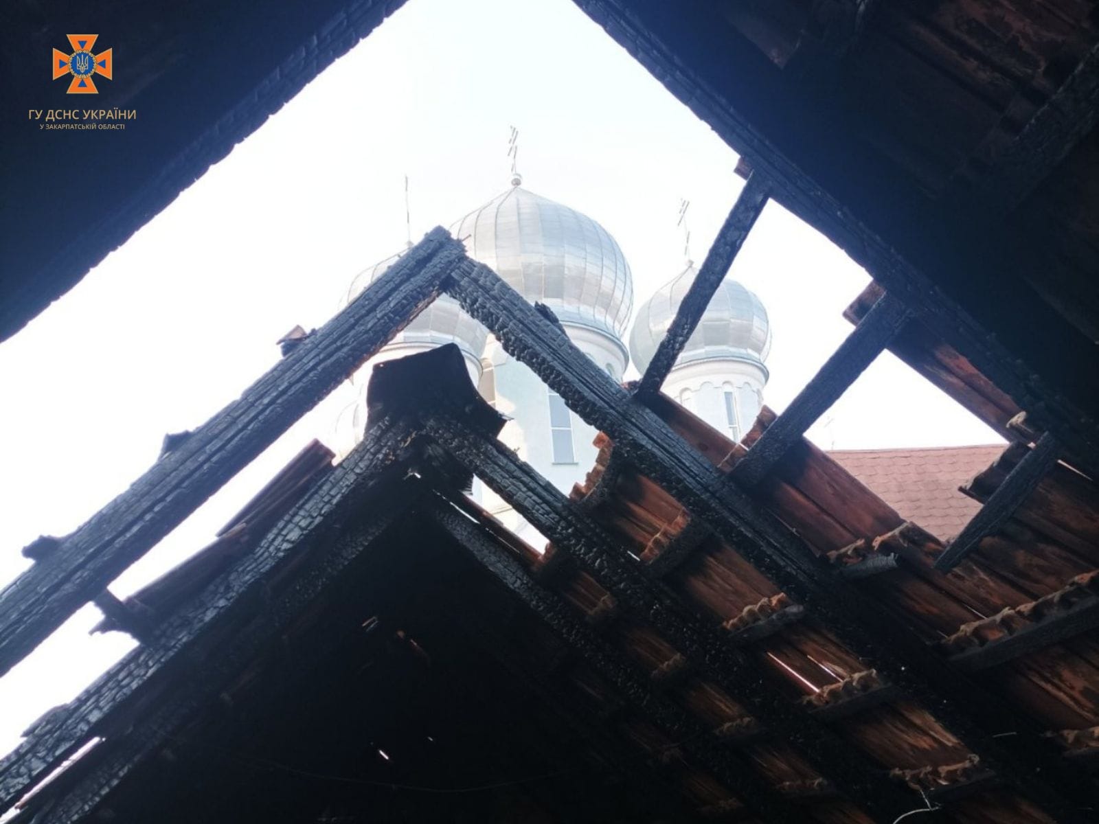 У Виноградові вогонь охопив горище квартирного будинку: що відомо