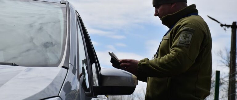 Щоб перетнути кордон, 20 та 21-річні чоловіки вдавали з себе дітей 13 та 15 років