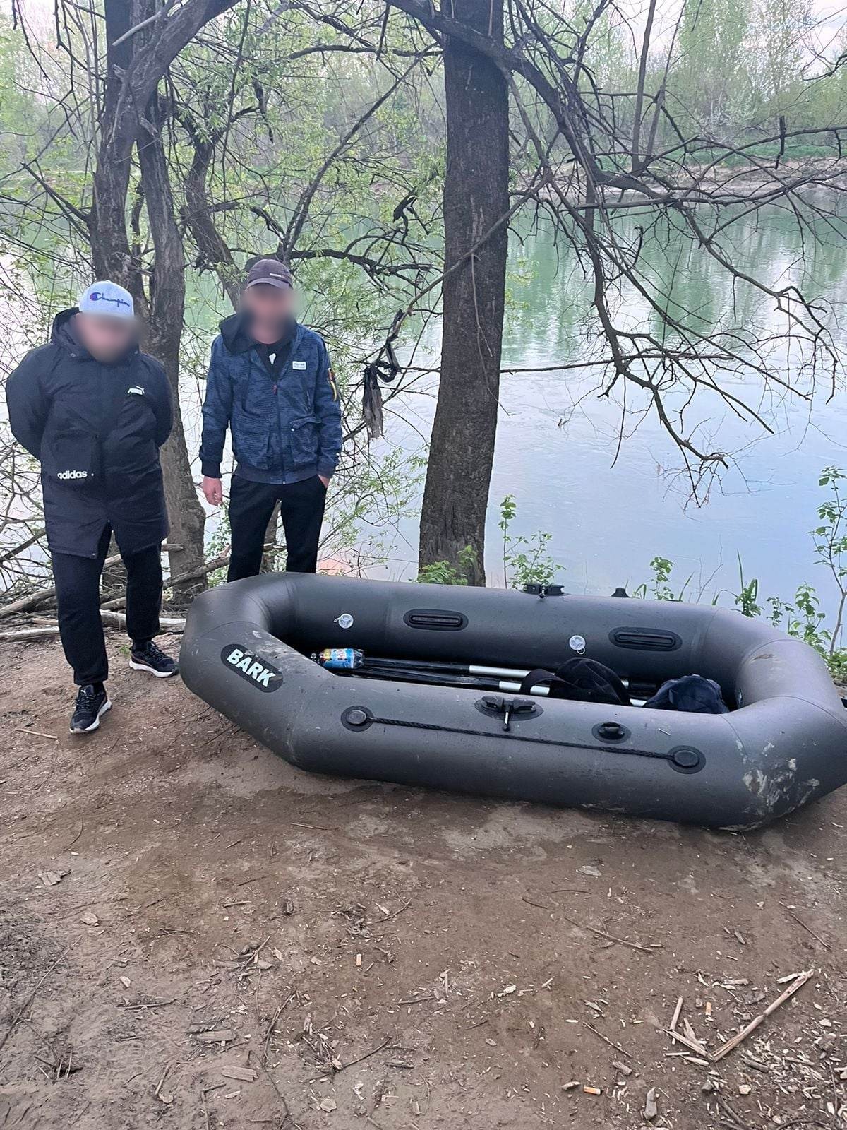 Ухилянти на човні: на Закарпатті зупинили чергову незаконну спробу переправлення