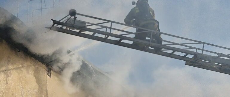 4 одиниці та 20 рятувальників: в Ужгороді трапилася пожежа у будинку