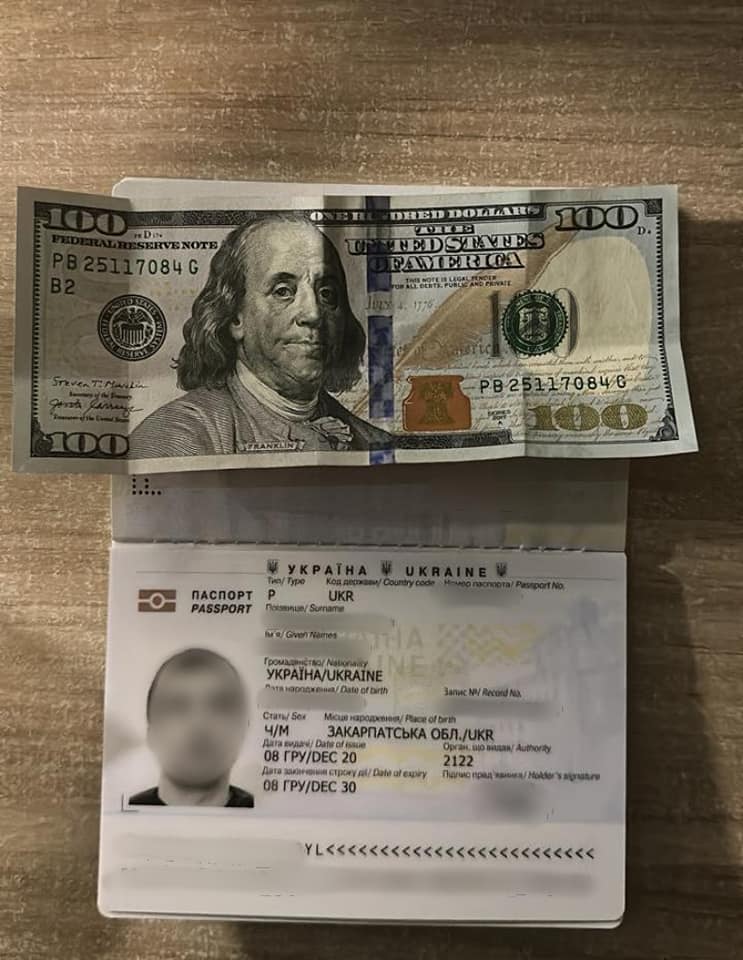 Спроба підкупу: закарпатець пропонував хабар, аби покинути межі України