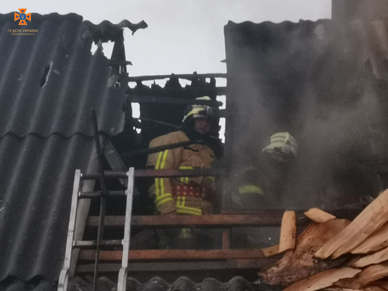 Полум`я швидко розповсюджувалося: у Сваляві горів житловий будинок