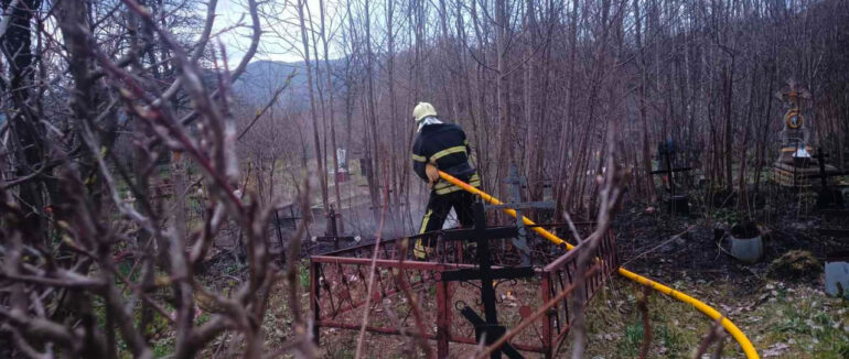 І знову пожежа на кладовищі, і знову суха трава: у Синевирі вогнеборці ліквідовували загорання