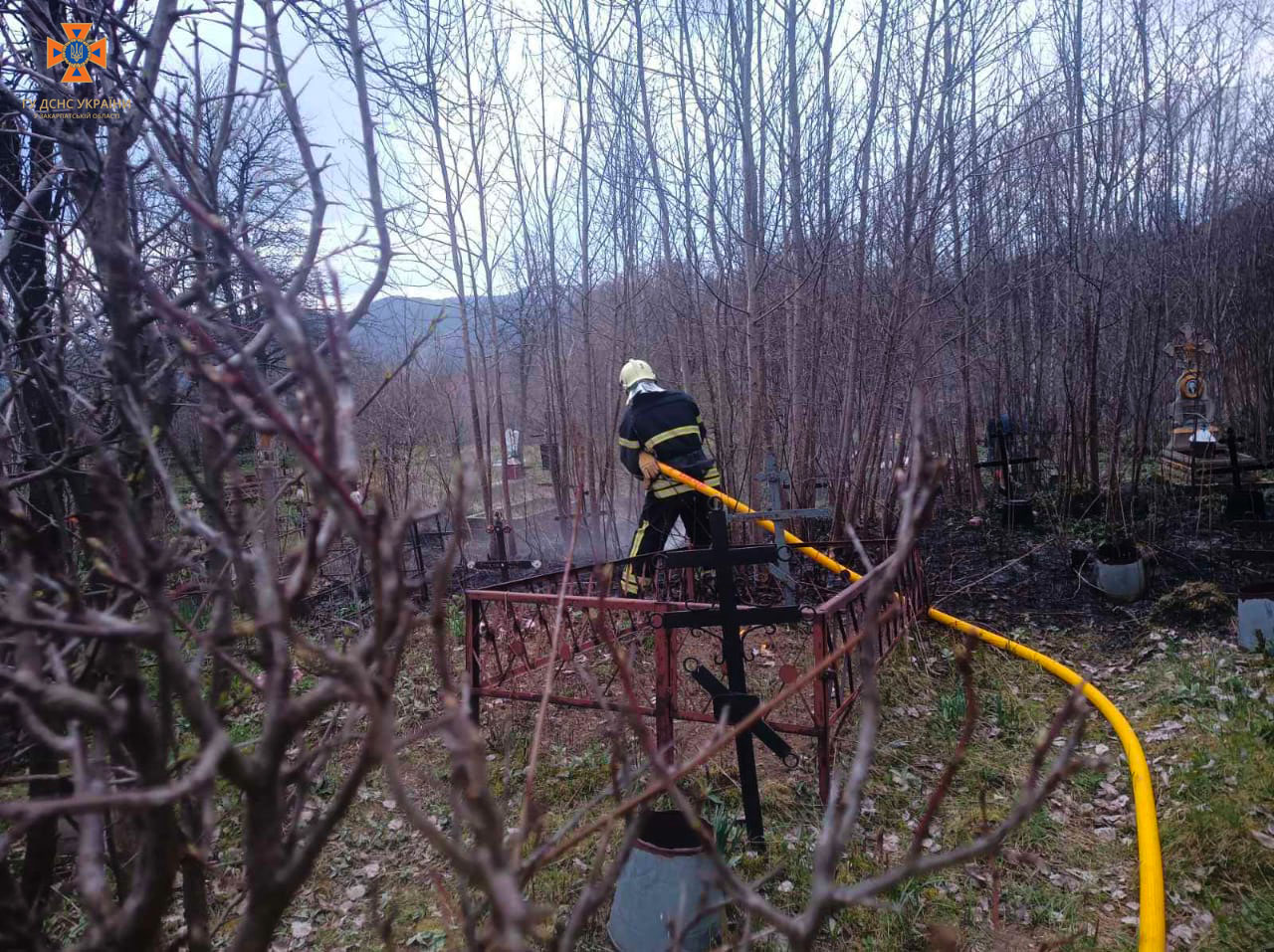 І знову пожежа на кладовищі, і знову суха трава: у Синевирі вогнеборці ліквідовували загорання