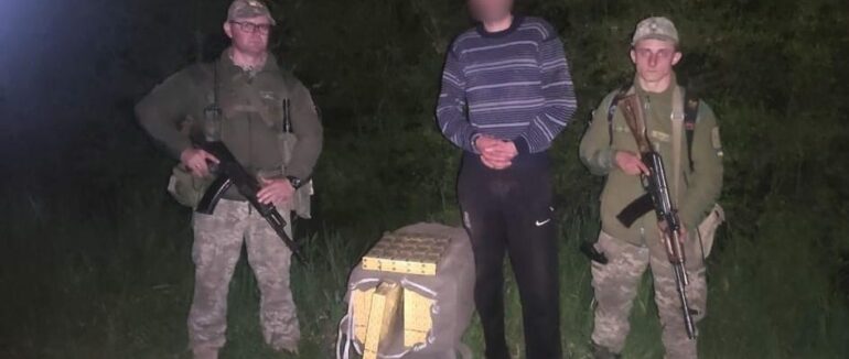 закарпатські прикордонники затримали контрабандиста з сигаретами