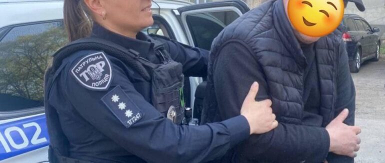 Ужгородські патрульні доправили в лікарню чоловіка, якому стало зле