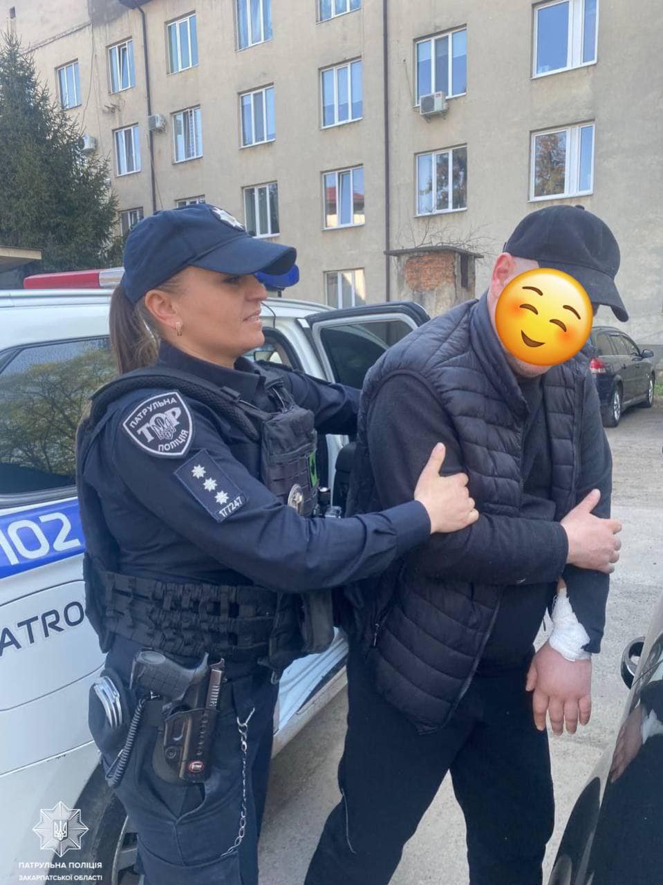 Ужгородські патрульні доправили в лікарню чоловіка, якому стало зле