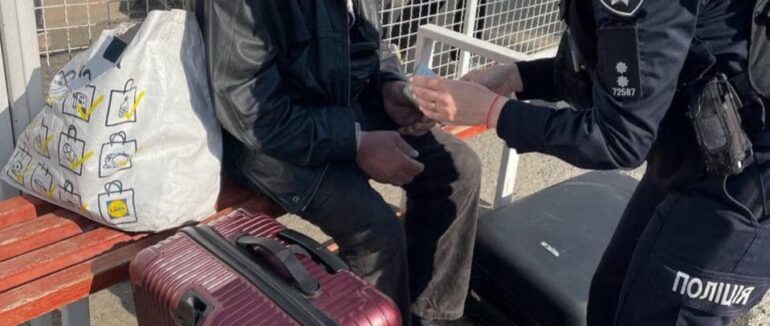 Був непритомний та з кров’яними ранами на обличчі: в Ужгороді врятували чоловіка