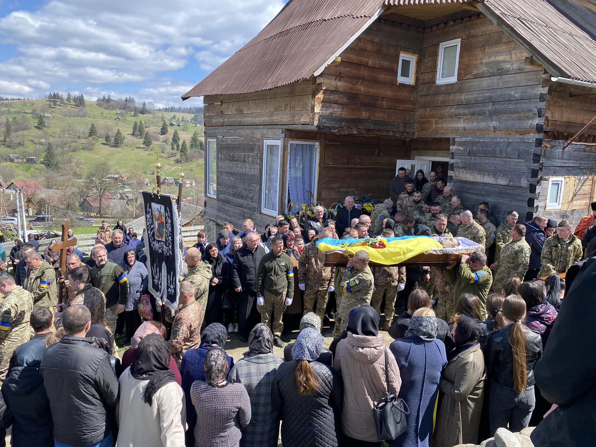 Сьогодні на Рахівщині попрощалися з полеглим Героєм Дмитром Петрюком