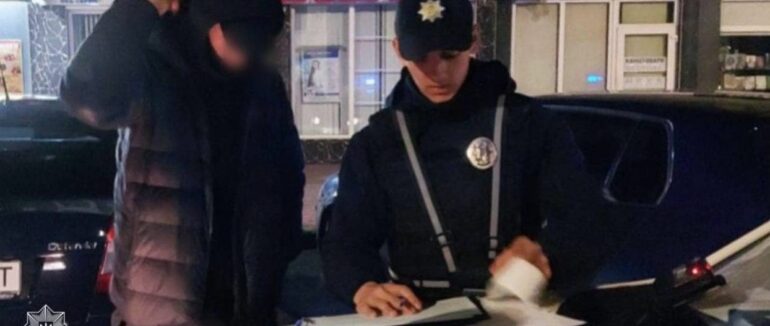 Вночі в Ужгороді зупинили водія за порушення ПДР: при ньому знайшли наркотики