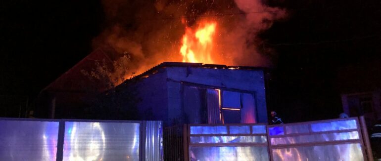 У Хустському районі вогонь охопив гараж: причина займання підключена до електромережі морозильна камера