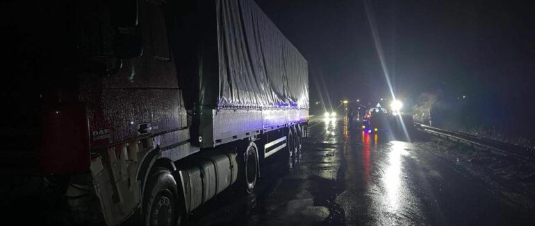 На Мукачівщині, врізавшись у напівпричіп, а потім у тягач, загинув водій легковика (ФОТО)