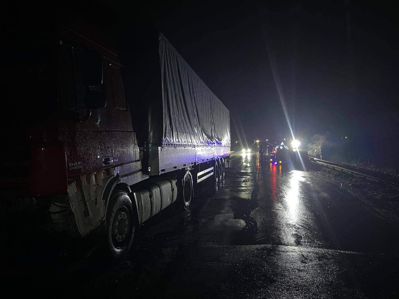 На Мукачівщині, врізавшись у напівпричіп, а потім у тягач, загинув водій легковика (ФОТО)