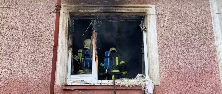 Згоріла одна кімната: як рятувальники вберегли будинок у Мукачеві  (ФОТО)