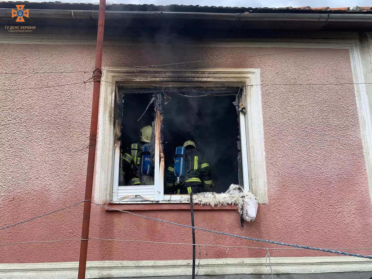Згоріла одна кімната: як рятувальники вберегли будинок у Мукачеві (ФОТО)