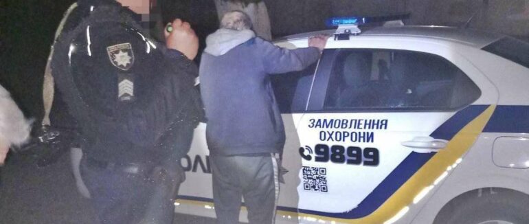 У Сваляві затримали чоловіка, який умисно пошкодив автомобіль