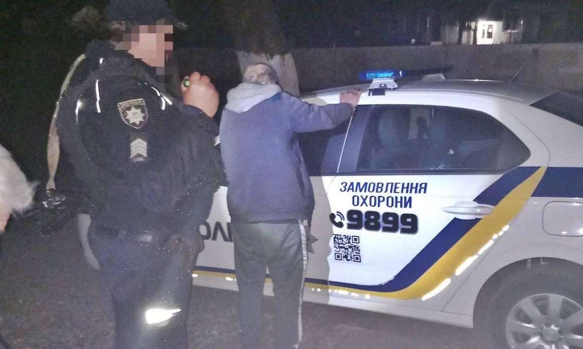 У Сваляві затримали чоловіка, який умисно пошкодив автомобіль