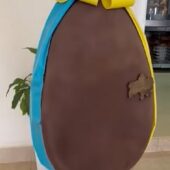 До Великодніх свят ужгородський кондитер презентував патріотичну шоколадну писанку (ВІДЕО)