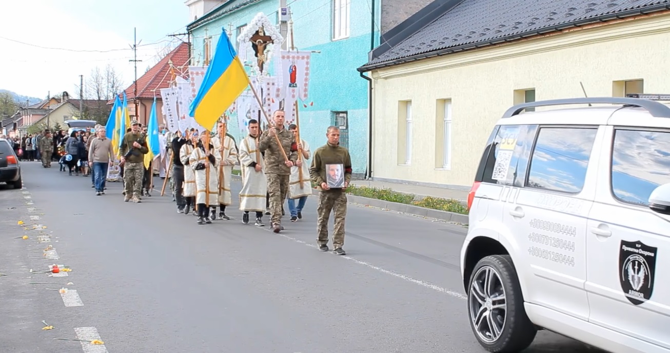 На Рахівщині провели в останню путь полеглого у війні захисника Петра Куриляка