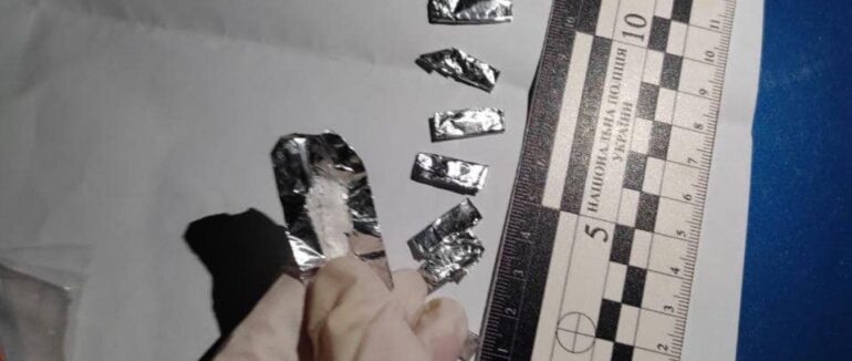 В Ужгороді затримали чоловіка, який заховав у роті 11 згортків з “кристалічним” наркотиком