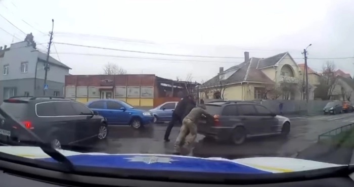Мукачівські патрульні допомогли жінці, у якої «заглохла» автівка