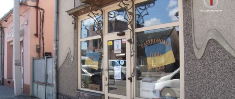 «Шафа добра»: в Ужгороді попит на безкоштовні речі серед переселенців не знижується (ВІДЕО)