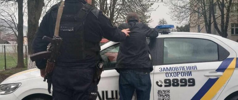 Незаконно проник на територію приватного будинку: поліція охорони  у Сваляві затримала чоловіка