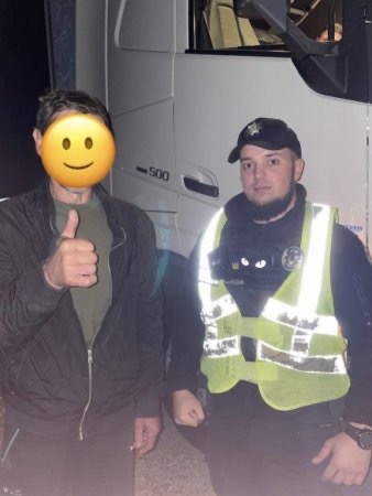 Закарпатські патрульні попіклувалися про чоловіка, який не мав змоги повернутися додому