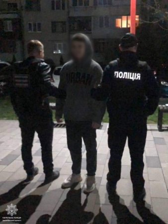Ужгородські патрульні виявили молодого хлопця з наркотичними речовинами