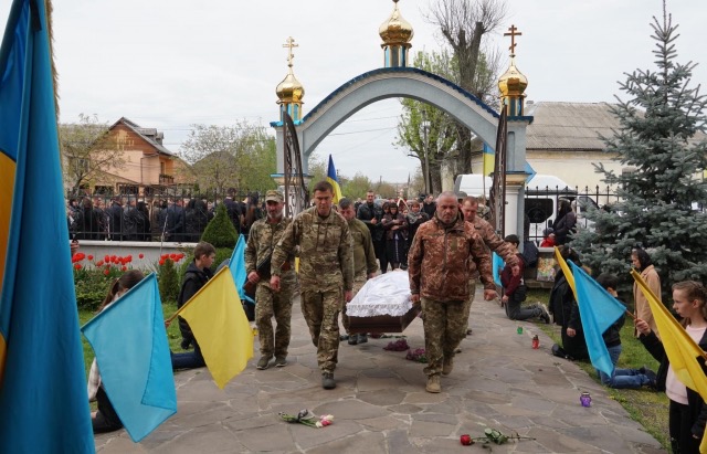 На Мукачівщині попрощалися із полеглим Героєм Віктором Хруником