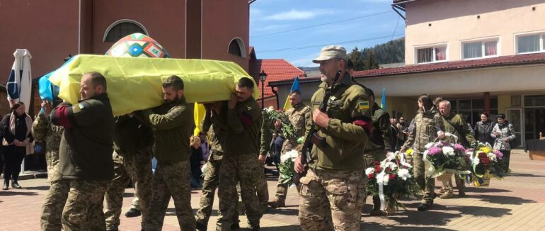 У Рахові попрощалися з військослужбовцем Михайлом Бабіжаєвим