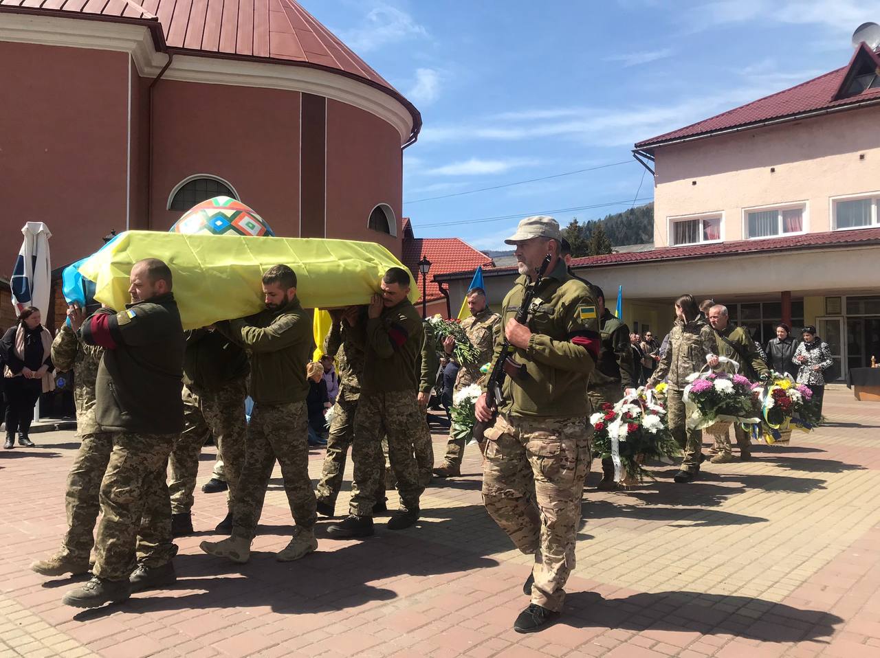 У Рахові попрощалися з військослужбовцем Михайлом Бабіжаєвим