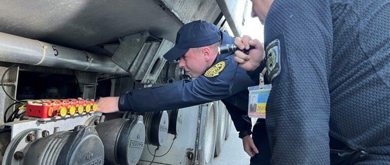 Майже сотню правопорушень щомісяця фіксують на Закарпатській митниці