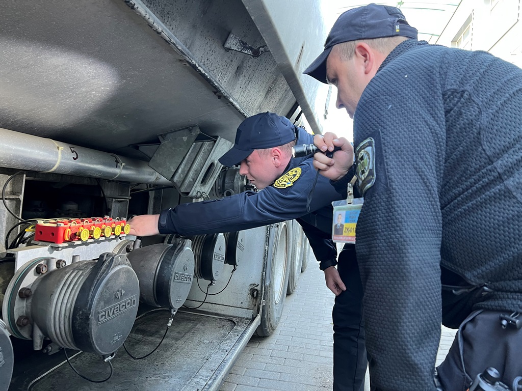 Майже сотню правопорушень щомісяця фіксують на Закарпатській митниці