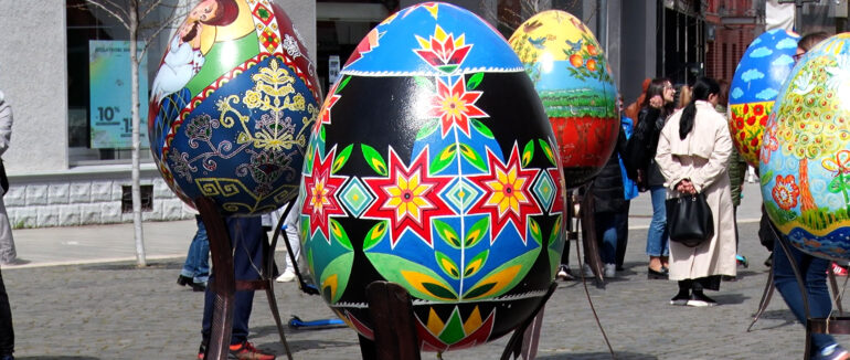 Вцілілі писанки: ужгородську площу Петефі прикрашають патріотичні яйця з Київщини (ВІДЕО)