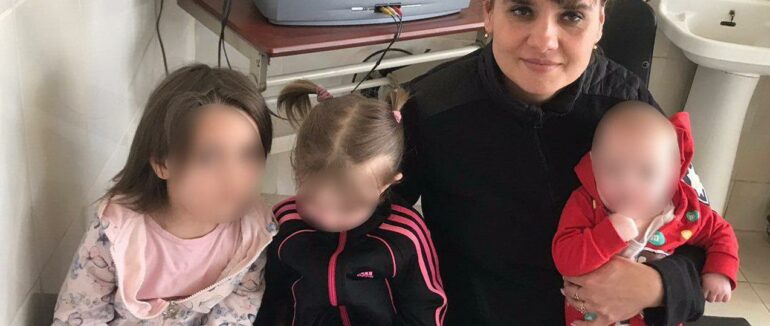 У Мукачеві поліцейські вилучили від матері трьох малолітніх доньок, найменшій з яких 5 місяців, через недогляд