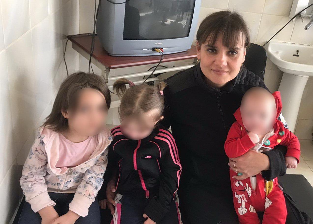У Мукачеві поліцейські вилучили від матері трьох малолітніх доньок, найменшій з яких 5 місяців, через недогляд