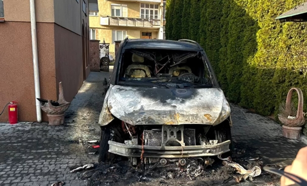 Вночі секретарю Ужгородської міськради підпалили автомобіль (ВІДЕО)