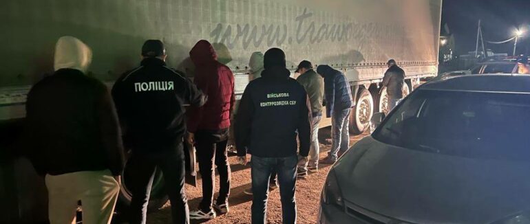 На Закарпатті адвокат, власниця готелю та ще один закарпатець переправляли “ухилянтів” через держкордон