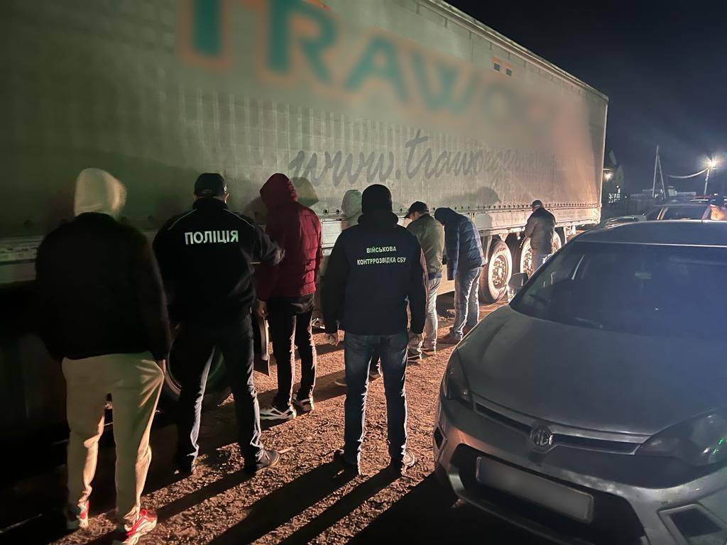 На Закарпатті адвокат, власниця готелю та ще один закарпатець переправляли "ухилянтів" через держкордон
