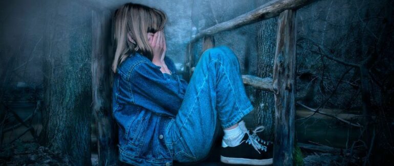 На Закарпатті вітчим два роки скоював насилля над своєю 12-річною дівчинкою