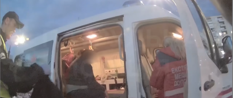 В Ужгороді патрульні допомогли чоловіку, якому стало зле на вулиці