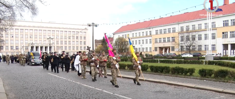 Герої не вмирають: в Ужгороді віддали шану полеглому захиснику України Богдану Білику (ВІДЕО)