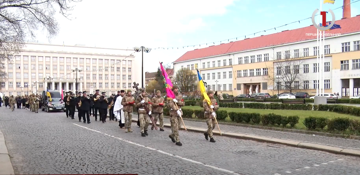 Герої не вмирають: в Ужгороді віддали шану полеглому захиснику України Богдану Білику (ВІДЕО)