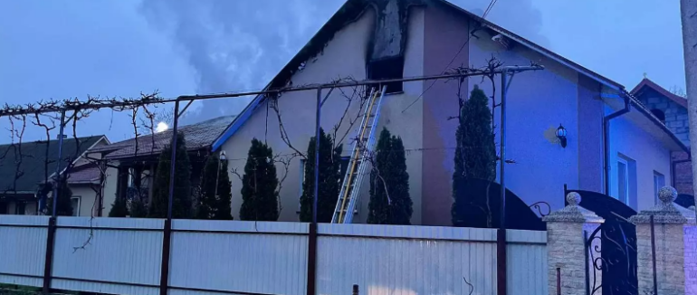 Пожежу гасили дві години: у Хустському районі рано вранці вогонь охопив будинок