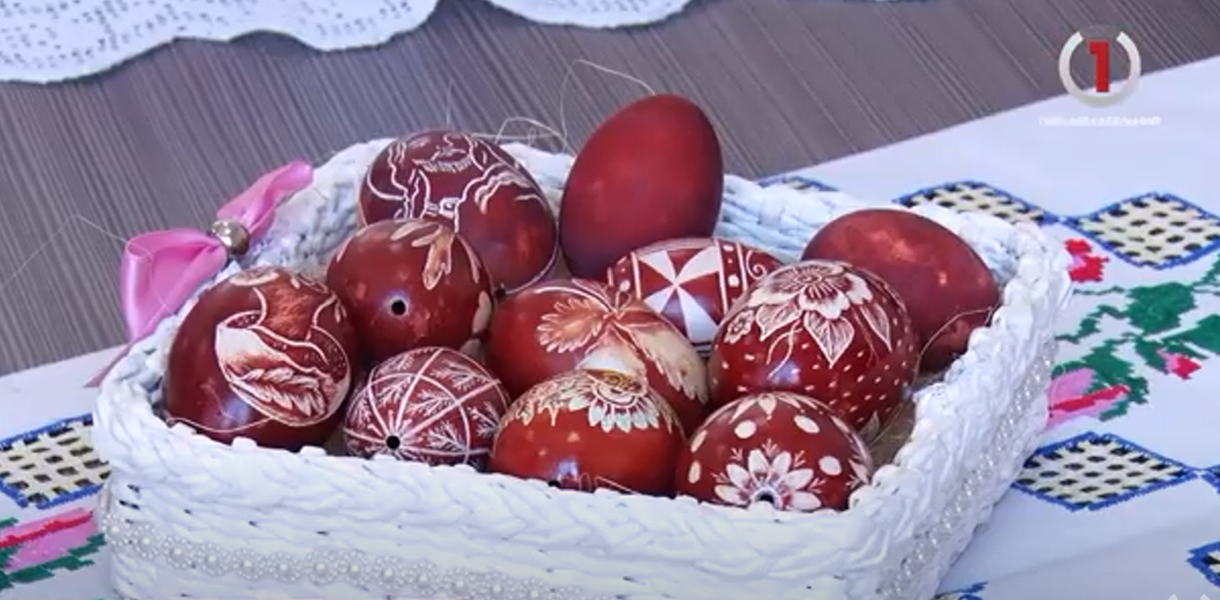 Давні закарпатські традиції: писанкарка Софія Алмаші ділиться розписом писанок із дітками (ВІДЕО)
