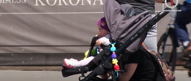 Виплати на виживання. Мами в декреті про соціальну допомогу дітям (ВІДЕО)