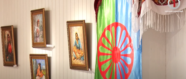 “Барви ромської душі”: в Ужгороді відкрили виставку учнів мистецької школи “РОМ АРТ” (ВІДЕО)